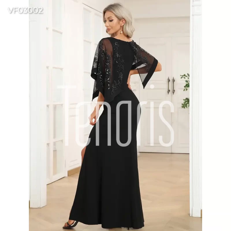 Vestido de fiesta negro con capa y abertura en la pierna