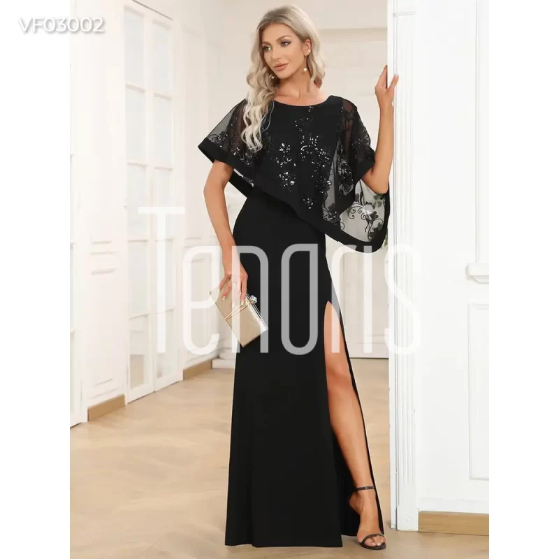 Vestido de fiesta negro con capa y abertura en la pierna